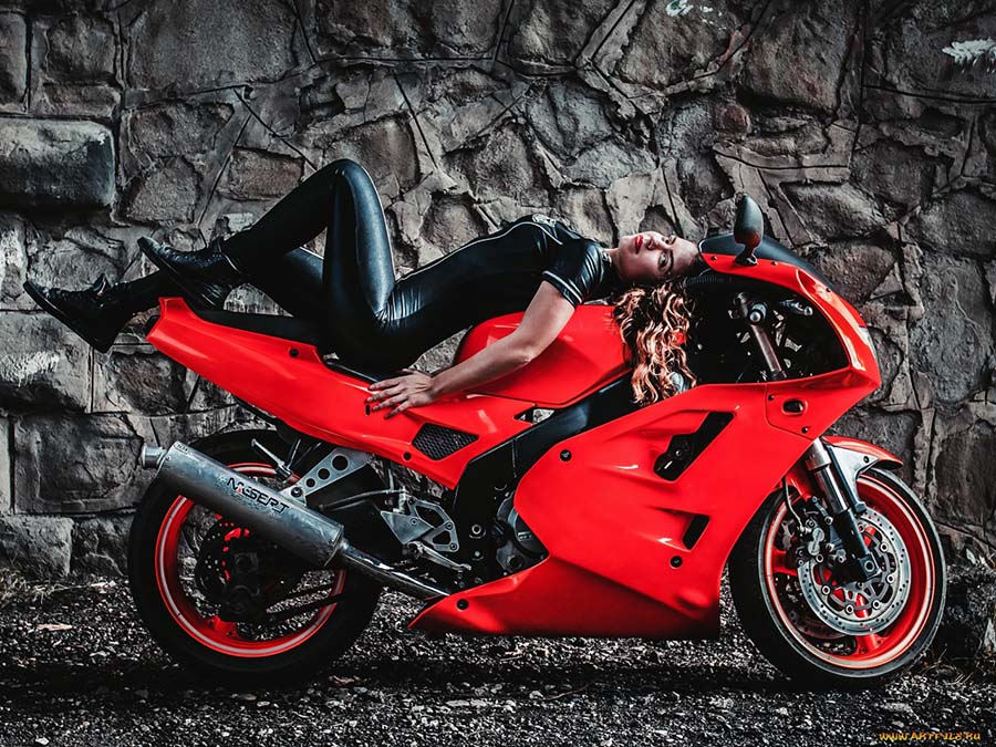 Beautiful girl Beautiful girls and motorcycles in Jiulong