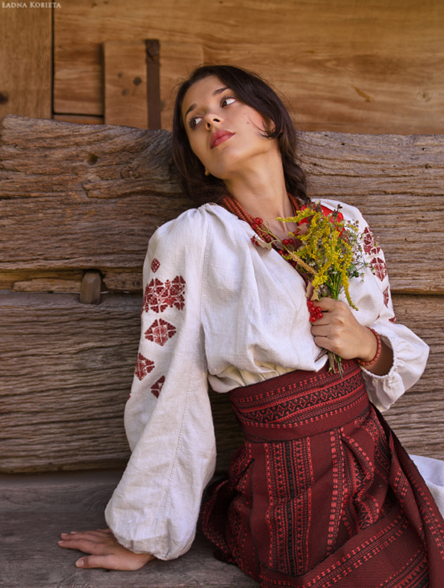 Girls in Slavic costumes in Jiulong