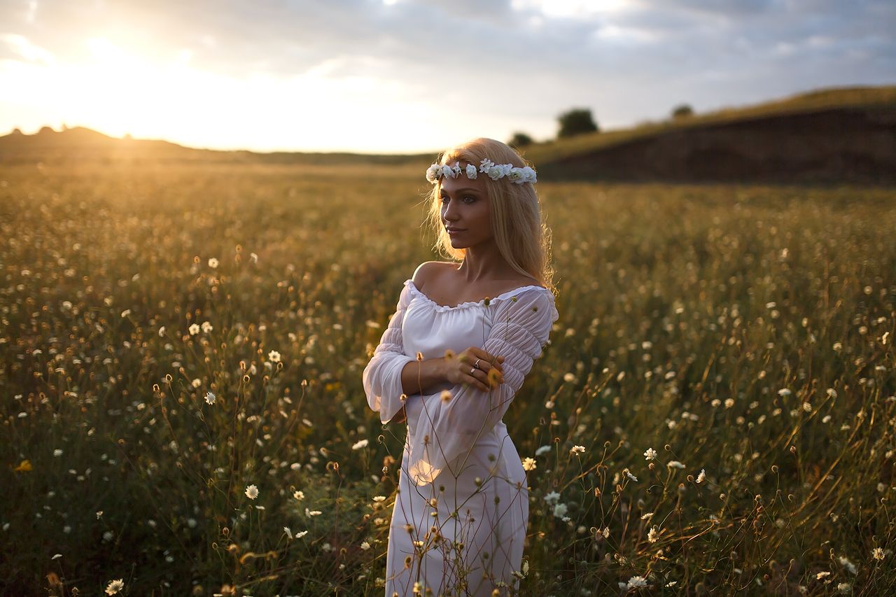 Girls in Slavic costumes in Jiulong