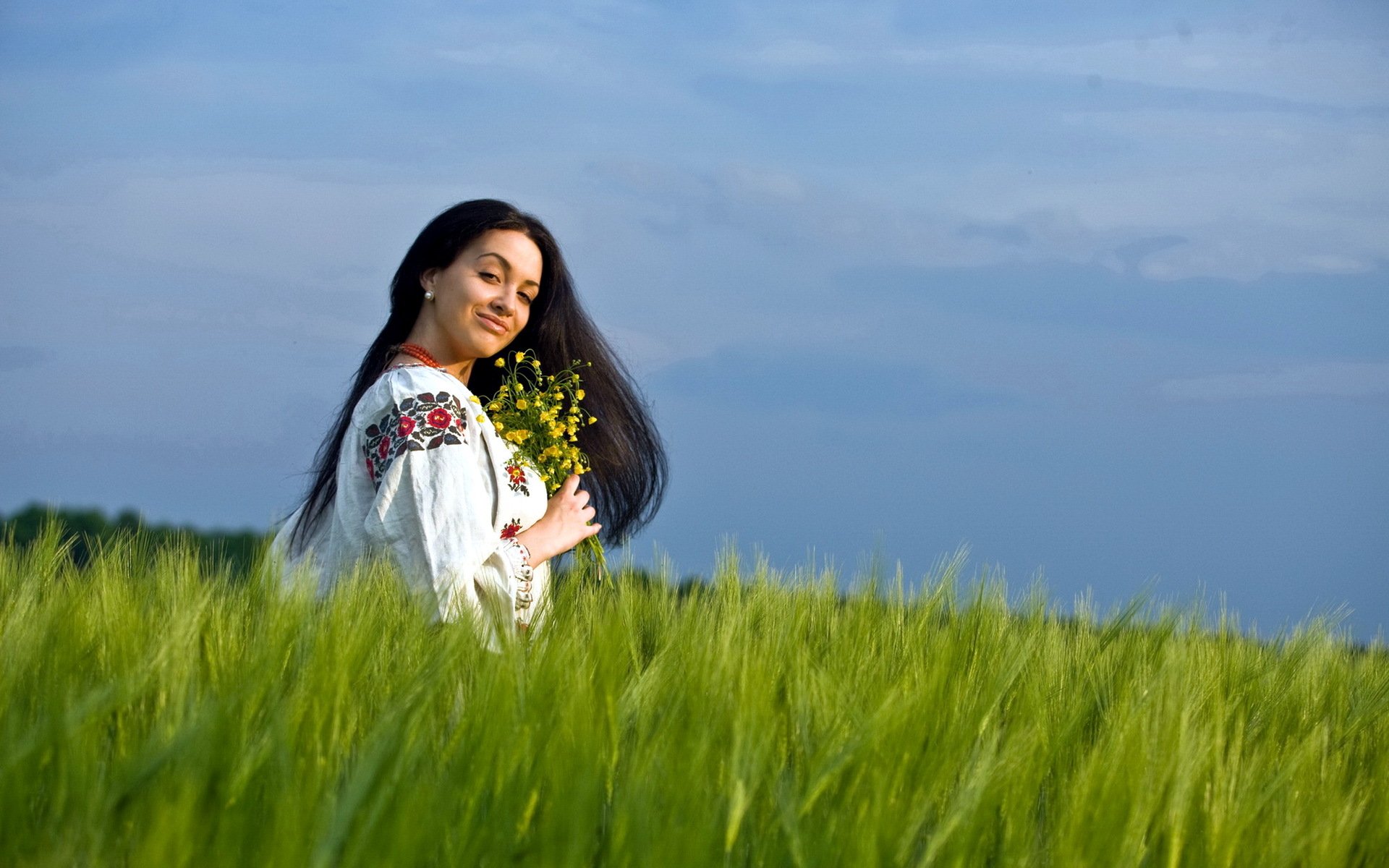 Girls in Slavic costumes in Jiulong