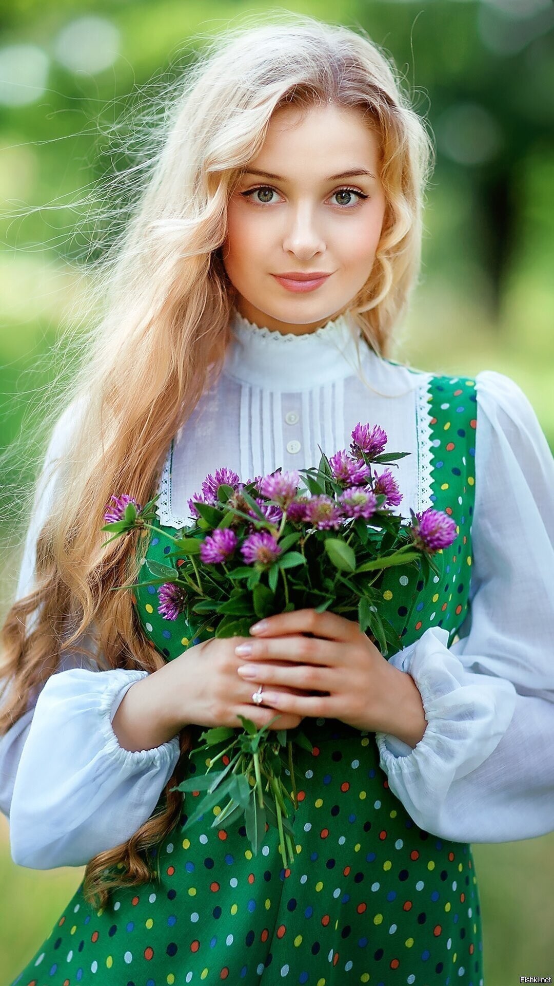 Girls in Slavic costumes in Jiulong